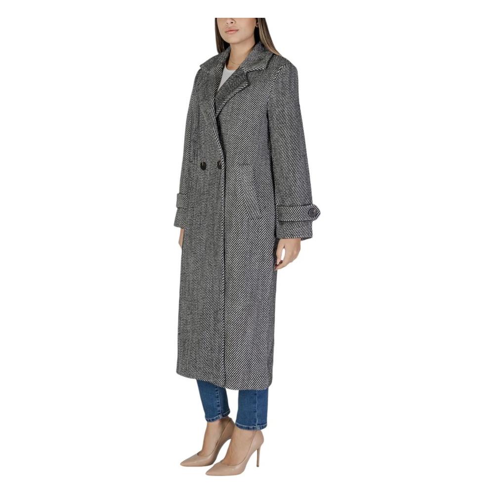 Woman wearing Vila black polyester wool blend long coat, fall winter collection