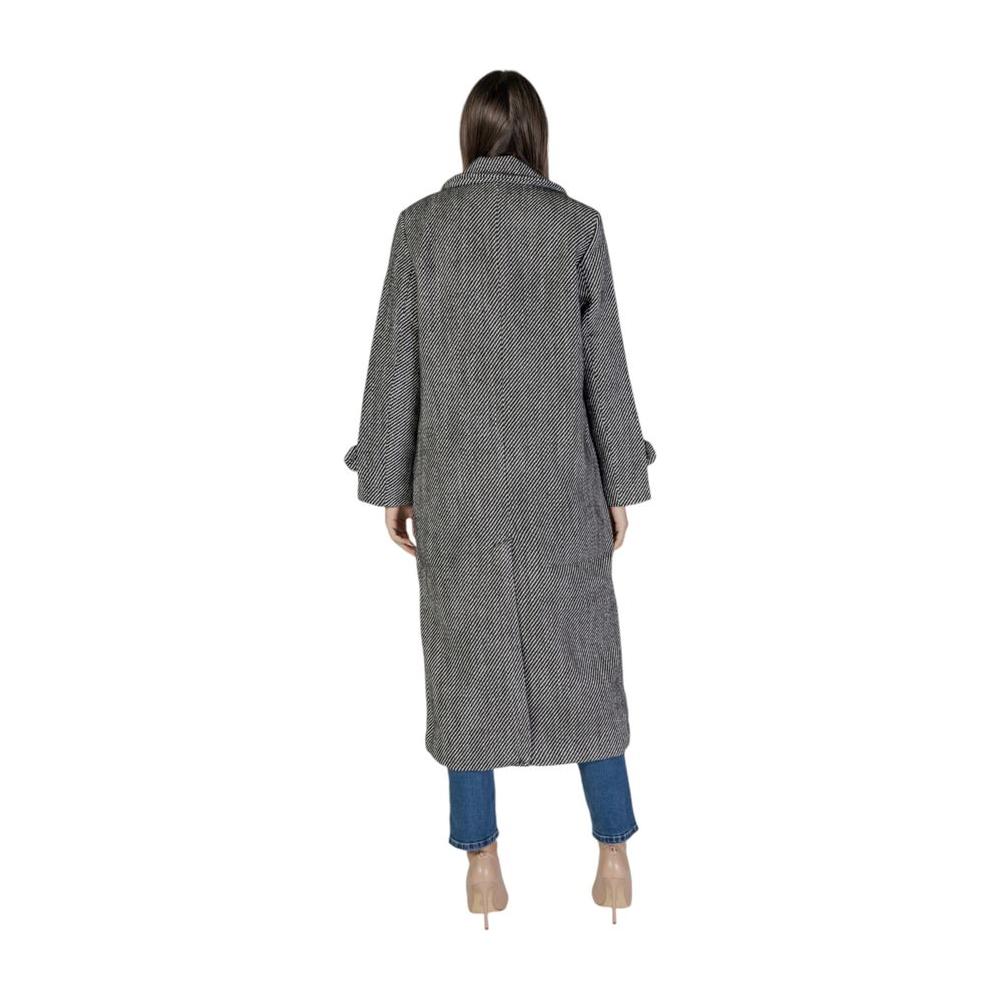 Back view of Vila Clothes women's black polyester and wool coat, part of the fall/winter collection, ideal for stylish warmth.