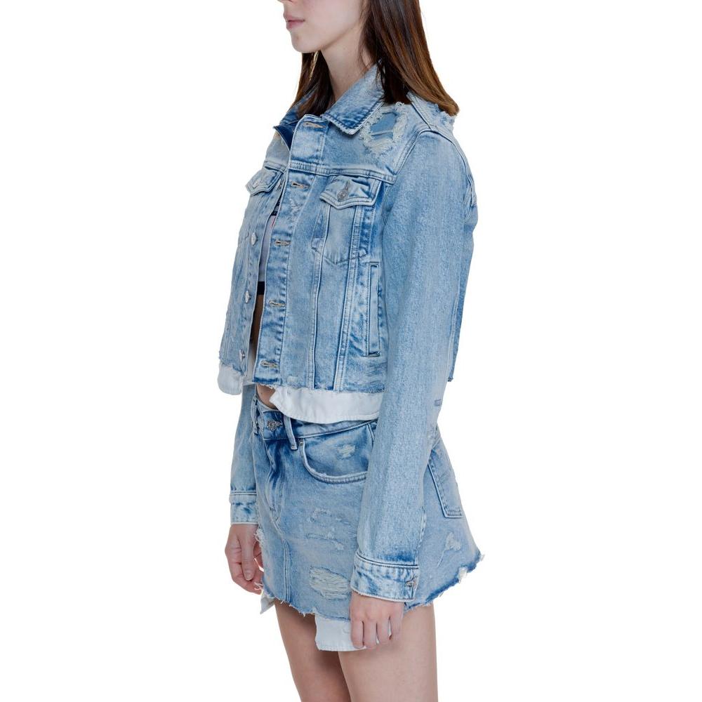 Woman wearing Tommy Hilfiger light blue recycled cotton denim jacket