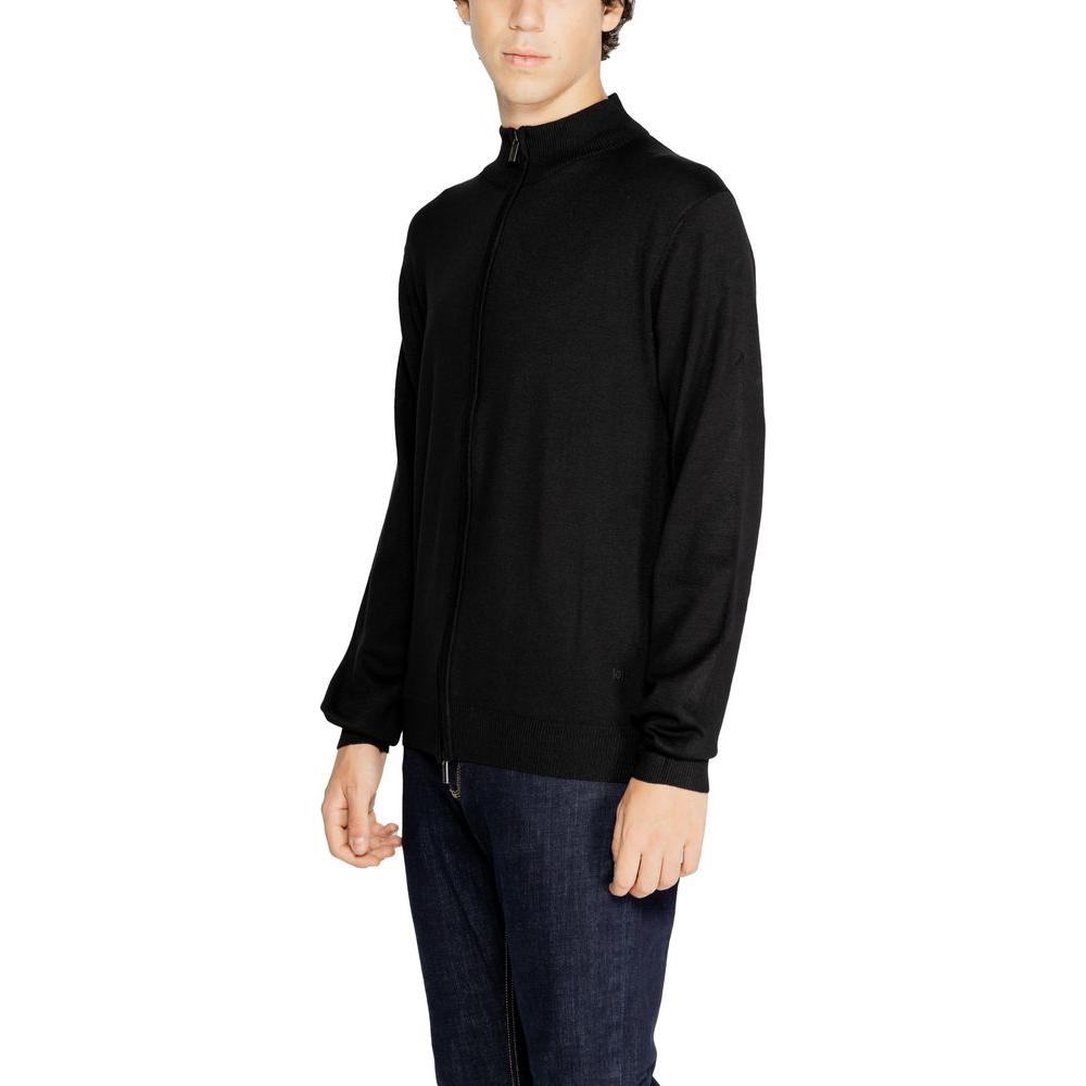 Man wearing Hamaki-Ho black viscose cardigan from men's fall/winter knitwear collection, 70% viscose, 30% nylon