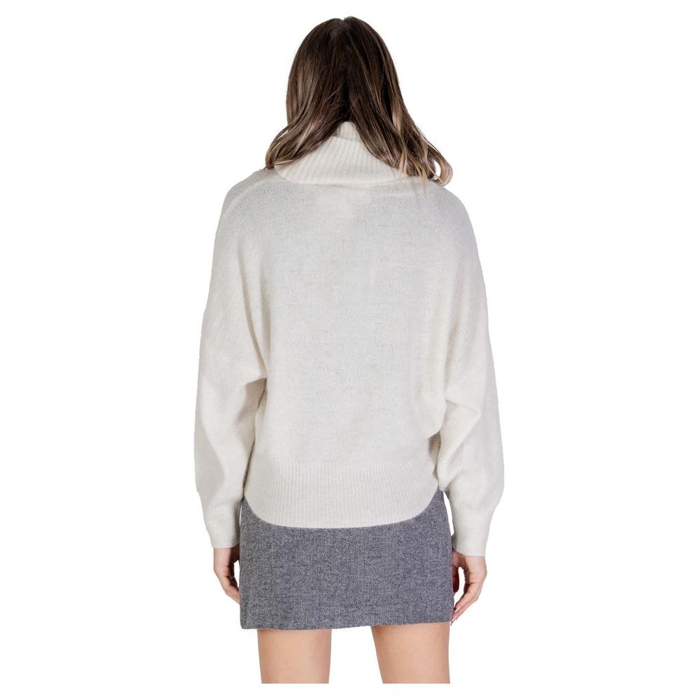Back view of ICHI cream acrylic women's sweater, part of the Fall/Winter collection, featuring a cozy knit design with a roll neck.