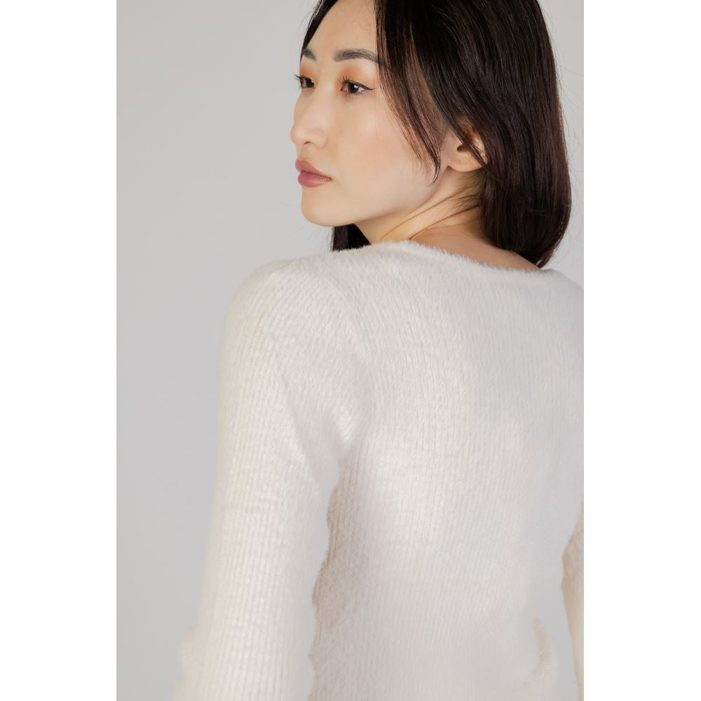 Woman wearing Morgan De Toi cream polyamide sweater, perfect for autumn-winter collection.