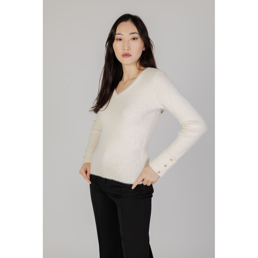 Woman wearing Morgan De Toi cream polyamide women's sweater, autumn/winter collection, featuring long sleeves and V-neck design.