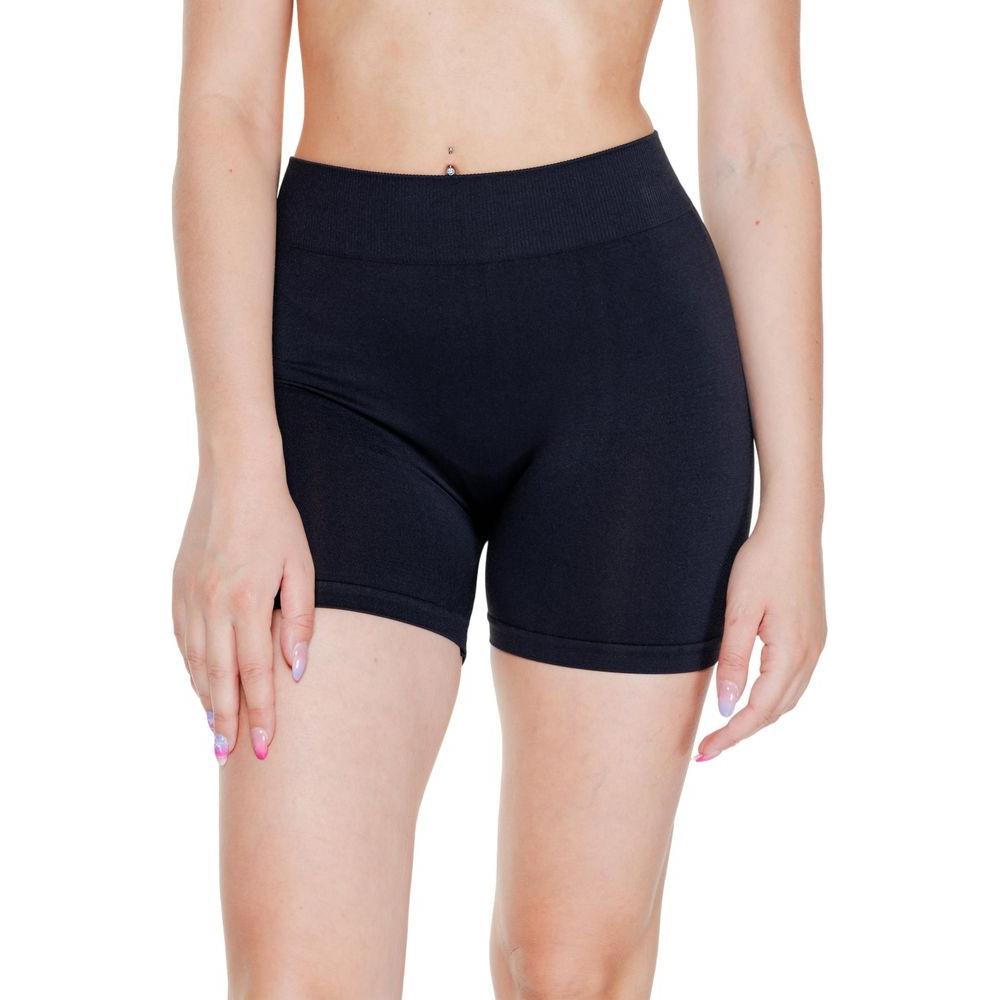 Vero Moda women's black polyamide shorts for spring/summer collection, 93% polyamide and 7% elastene, fashion wear.