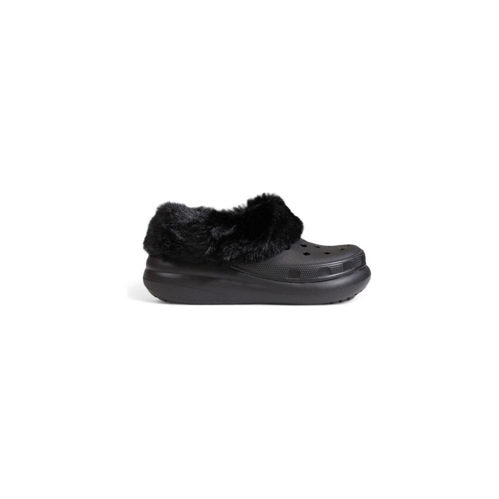 Black Crocs sandal with faux fur lining and synthetic material, lightweight sole for women, ideal for city strolls and home.