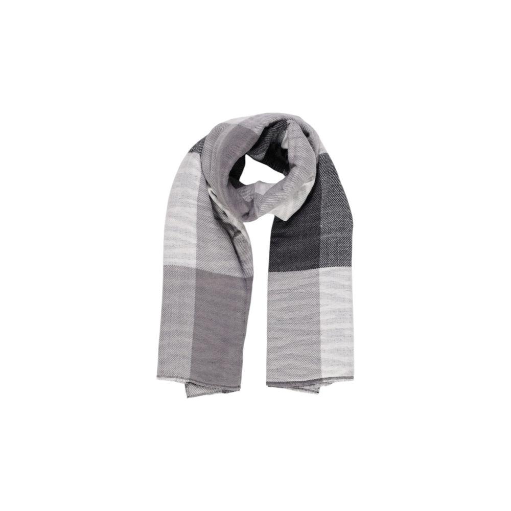 Pieces black recycled polyester scarf, PCFELORA, long, eco-friendly, stylish accessory, perfect for cool days and versatile outfits.