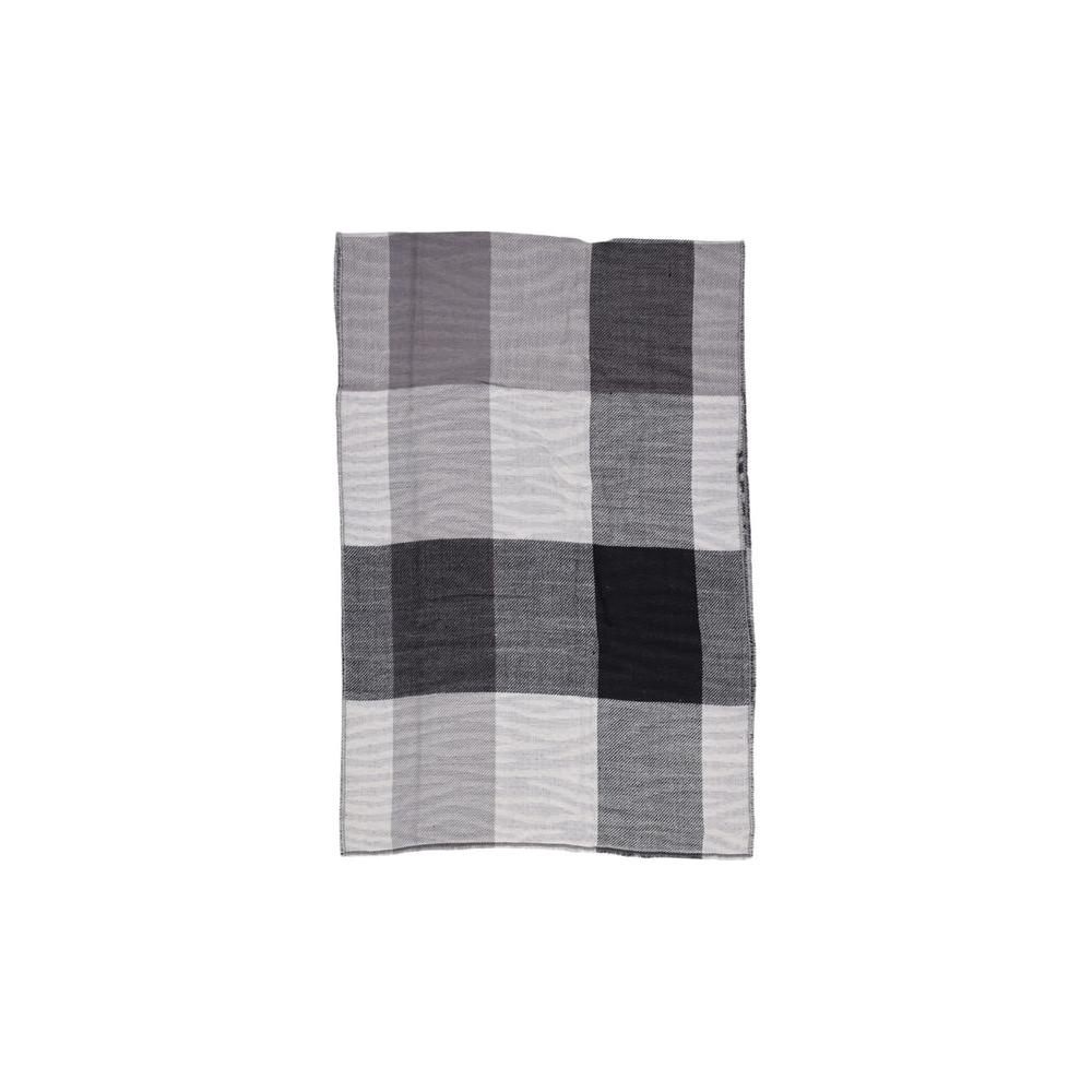 Pieces black recycled polyester scarf with checkered pattern, made from 50% recycled polyester and 50% acrylic, eco-friendly and chic.