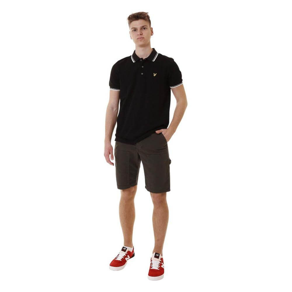 Model wearing Lyle & Scott green cotton shorts, part of the men's fall/winter collection, made of 97% cotton and 3% elastane.