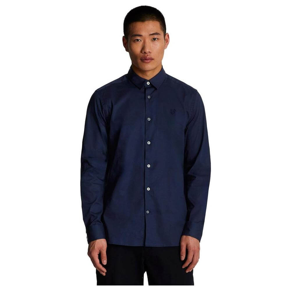 Men's long sleeve Lyle & Scott blue cotton shirt, fall/winter collection, 97% cotton, 3% elastane, modeled on person.