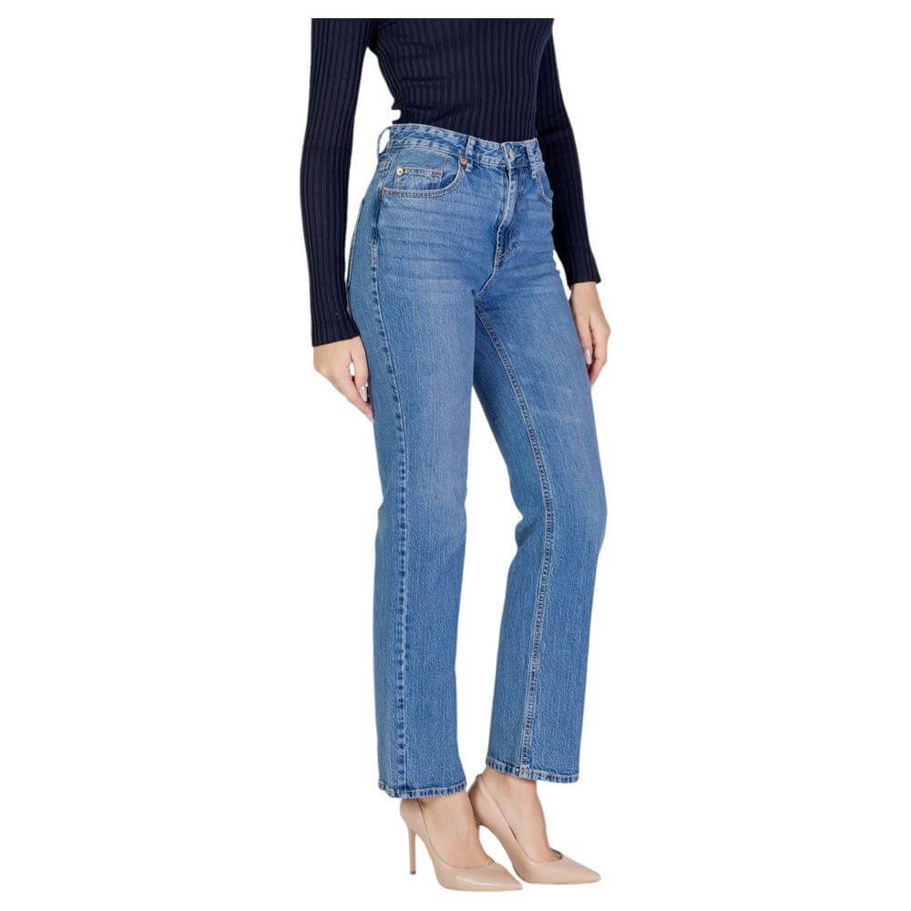 Vero Moda light blue cotton jeans for women, fall/winter collection, featuring sustainable recycled cotton blend for comfort and style.