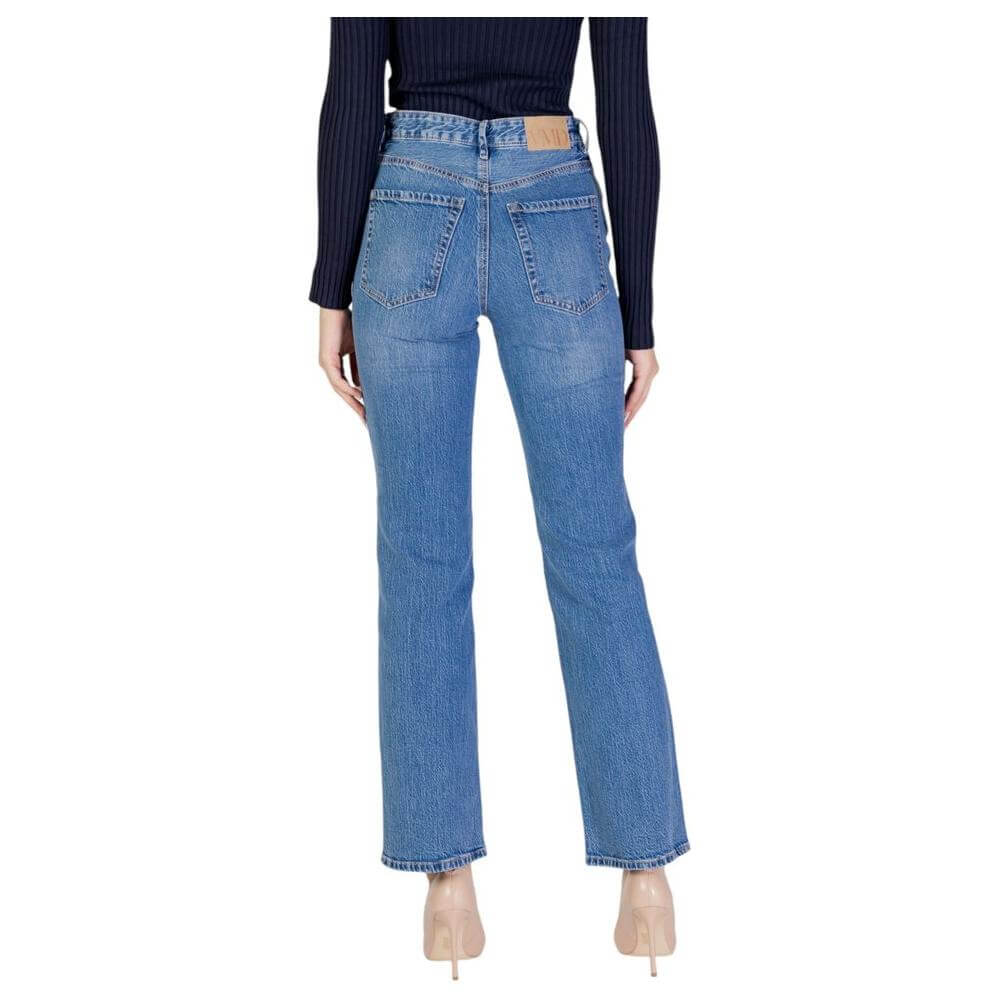 Back view of Vero Moda light blue women's jeans, fall/winter collection, made of 79% cotton, 20% recycled cotton, 1% elastane.