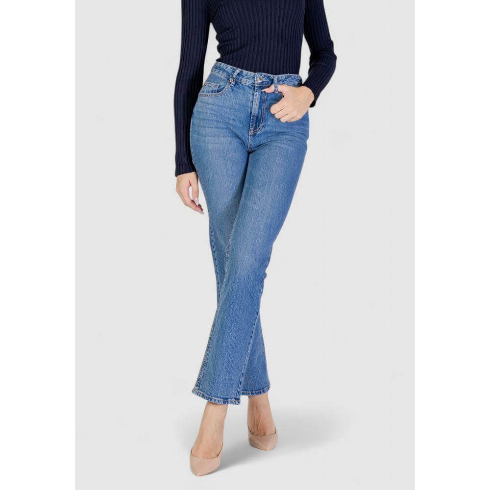 Woman wearing Vero Moda light blue cotton jeans, featuring a blend of cotton and recycled materials, ideal for fall/winter fashion.