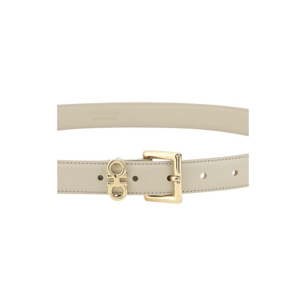 Ferragamo double hook buckle belt in smooth leather, elegant and versatile with adjustable closure for a refined look.
