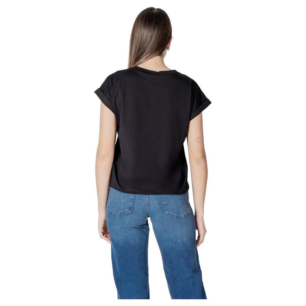 Back view of a woman wearing a Liu Jo black cotton short-sleeve t-shirt paired with jeans, showcasing the casual and versatile style.