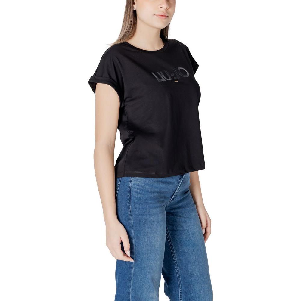 Woman wearing Liu Jo black cotton t-shirt with short sleeves and logo, paired with jeans.