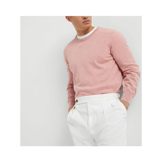 Man wearing a Brunello Cucinelli light pink cashmere crewneck sweater and white pants