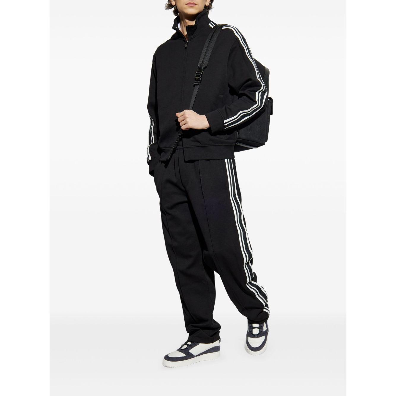 Front view with bag zipped and handles upright.
