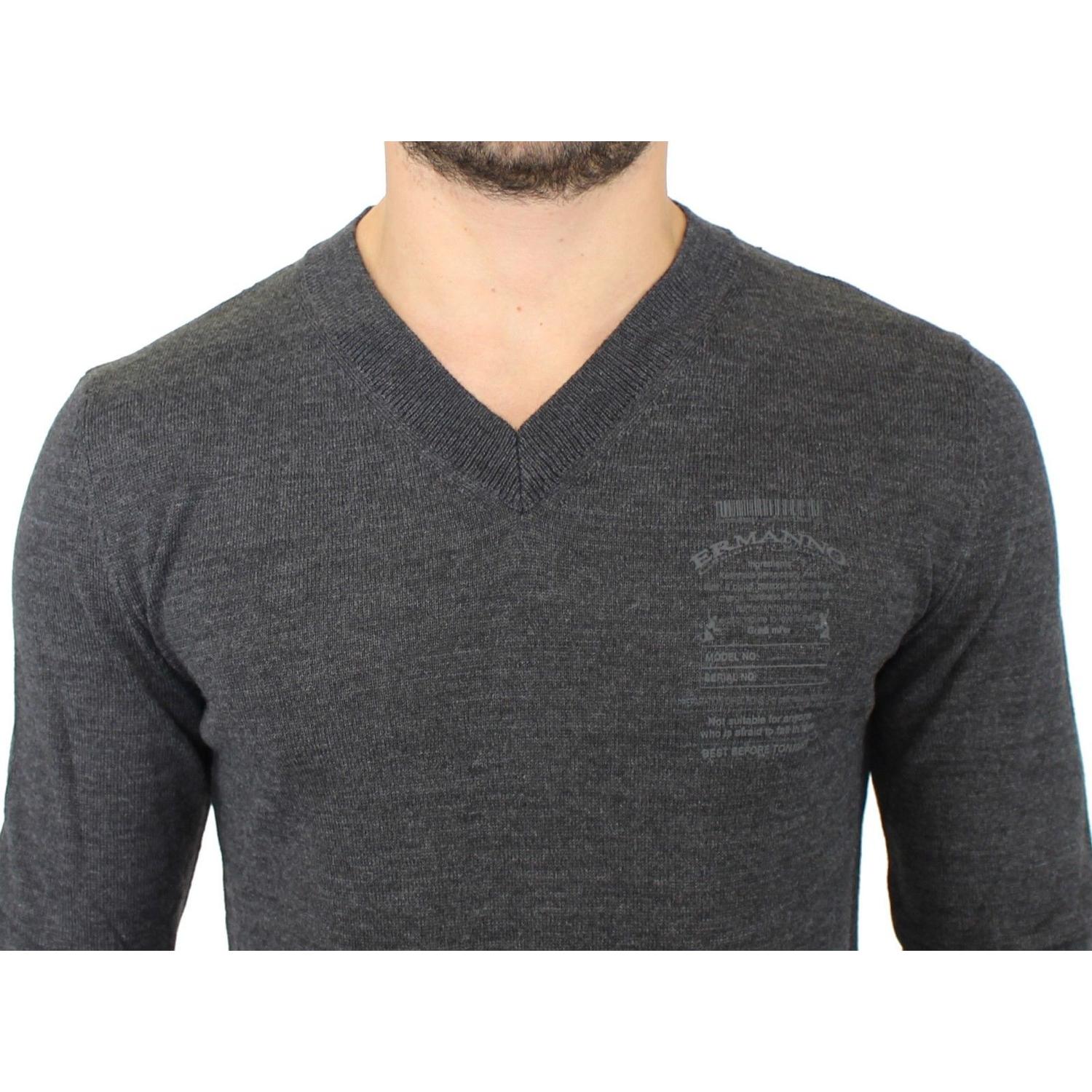 别致灰色 V 领羊毛混纺套头衫