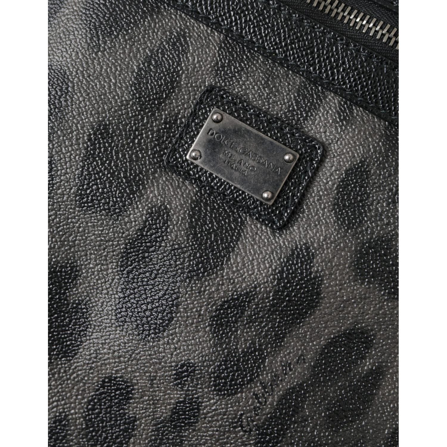 Front view with bag zipped and handles upright.