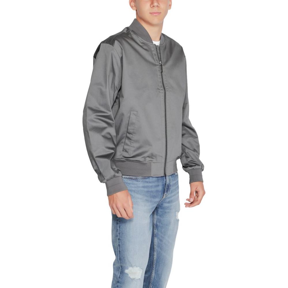 Front view with bag zipped and handles upright.