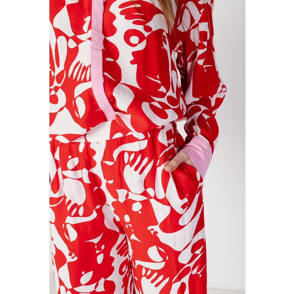 Front view with bag zipped and handles upright.