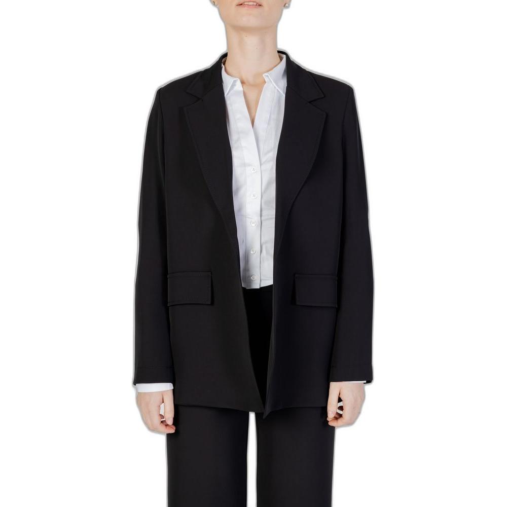 Front view with bag zipped and handles upright.
