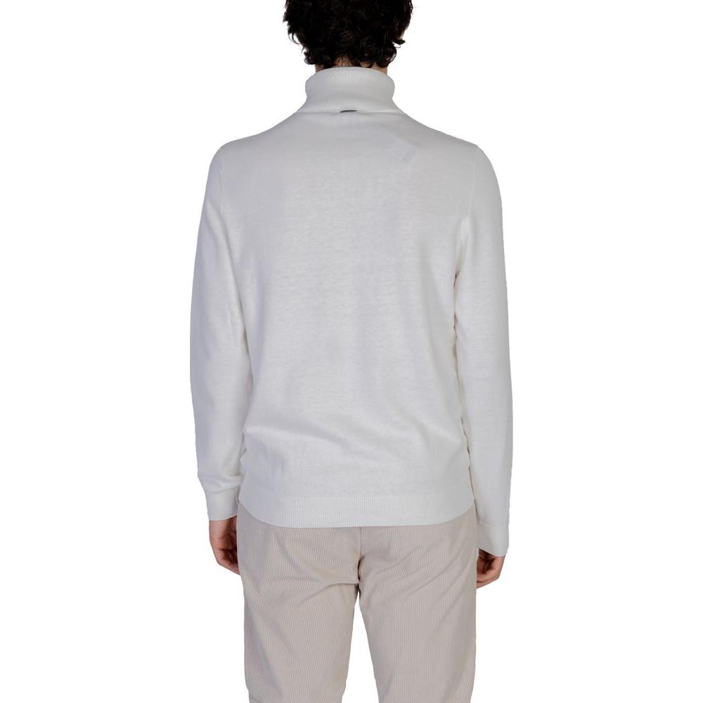 Front view with bag zipped and handles upright.