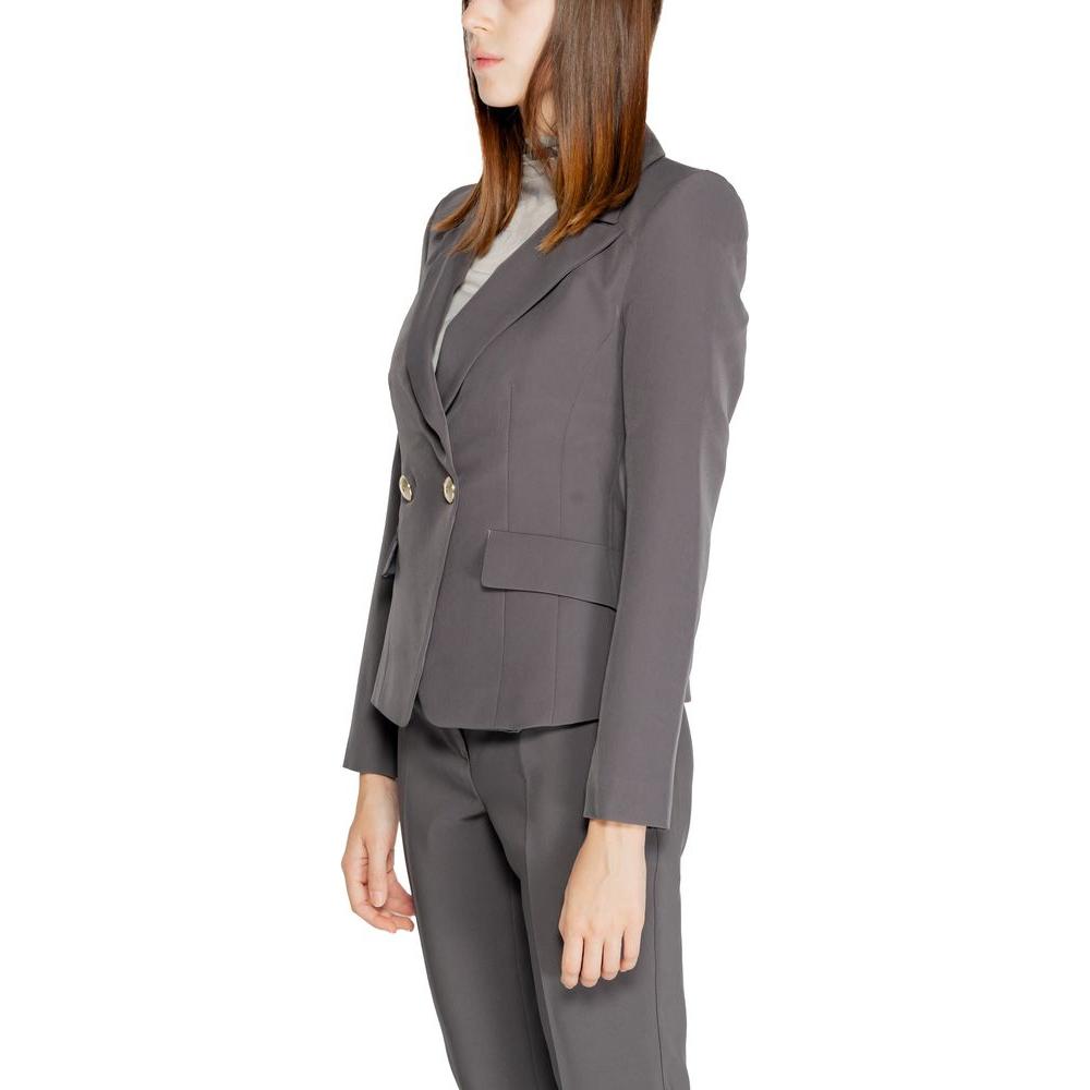 Front view with bag zipped and handles upright.