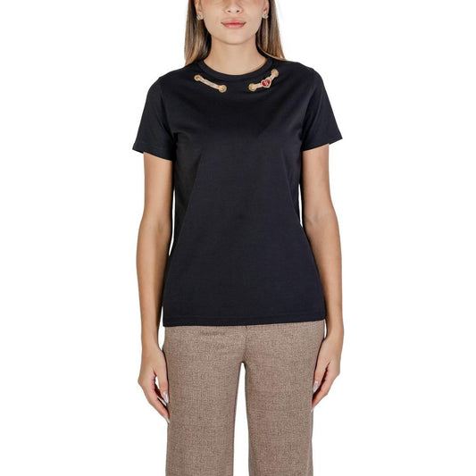 Woman wearing Alviero Martini Prima Classe black cotton T-shirt for fall/winter collection, composed of 96% cotton and 4% elastane.
