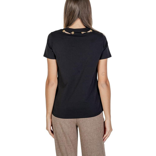 Back view of woman wearing Alviero Martini Prima Classe black cotton t-shirt from Fall/Winter collection.