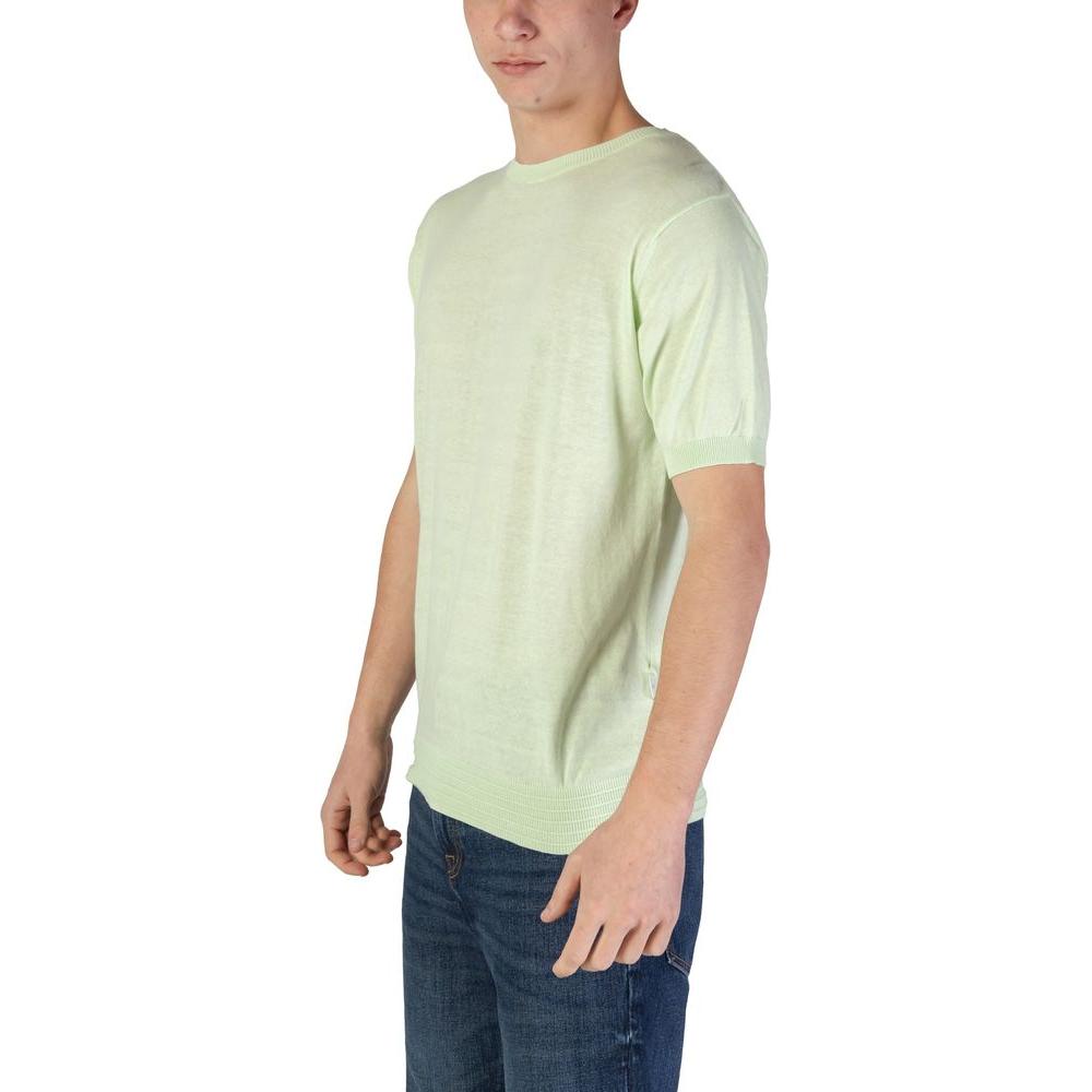 Front view with bag zipped and handles upright.