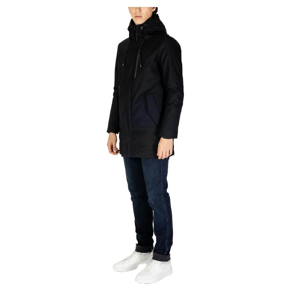 Front view with bag zipped and handles upright.
