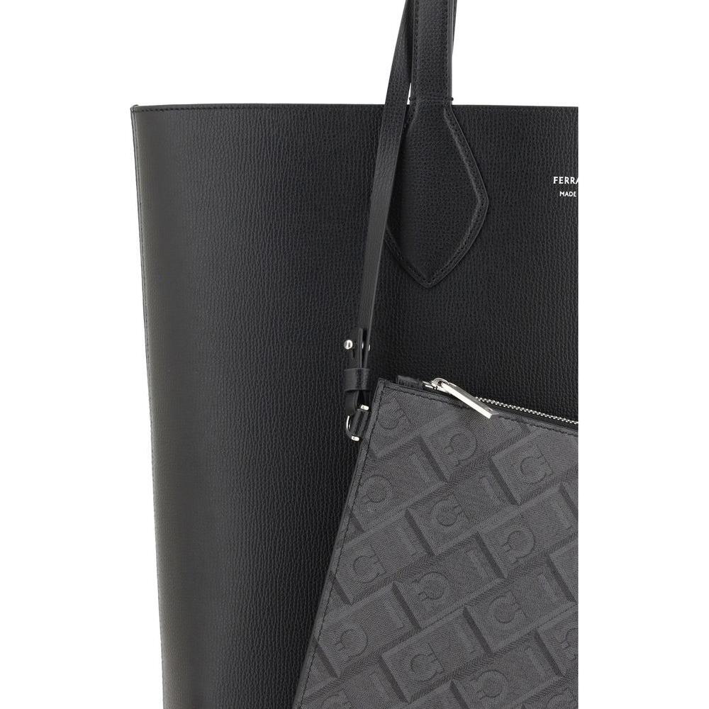 Front view with bag zipped and handles upright.