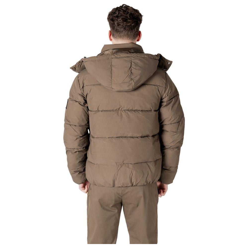 Front view with bag zipped and handles upright.