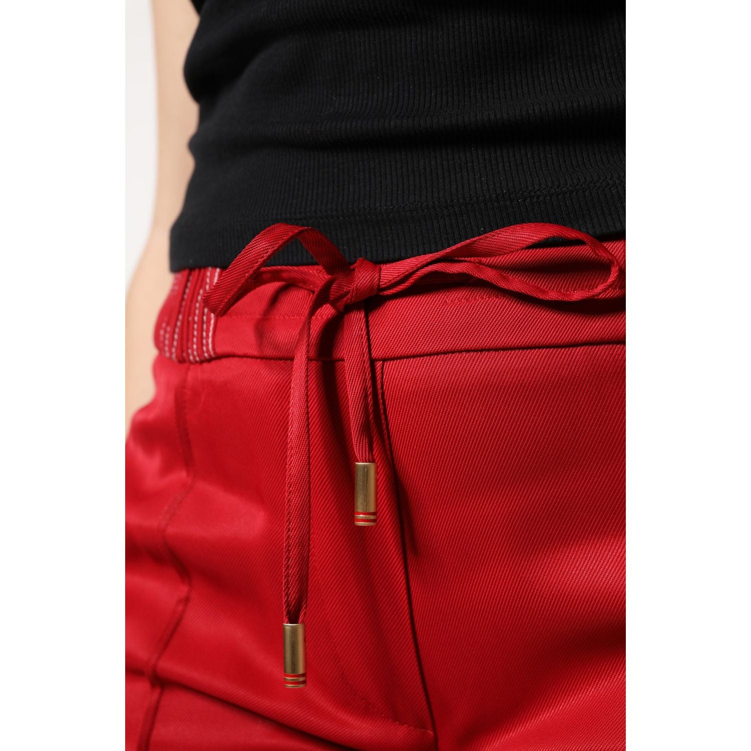 Front view with bag zipped and handles upright.