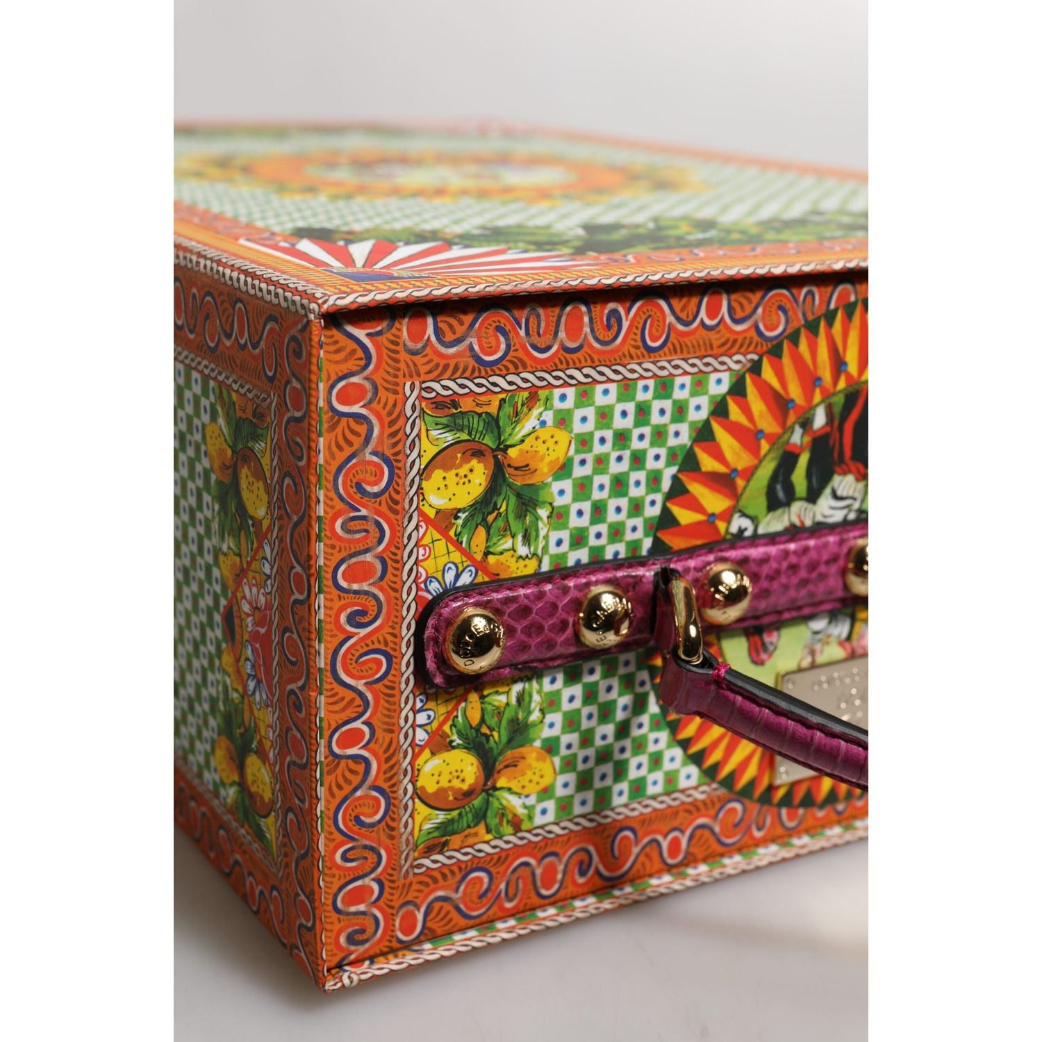 Front view with bag zipped and handles upright.
