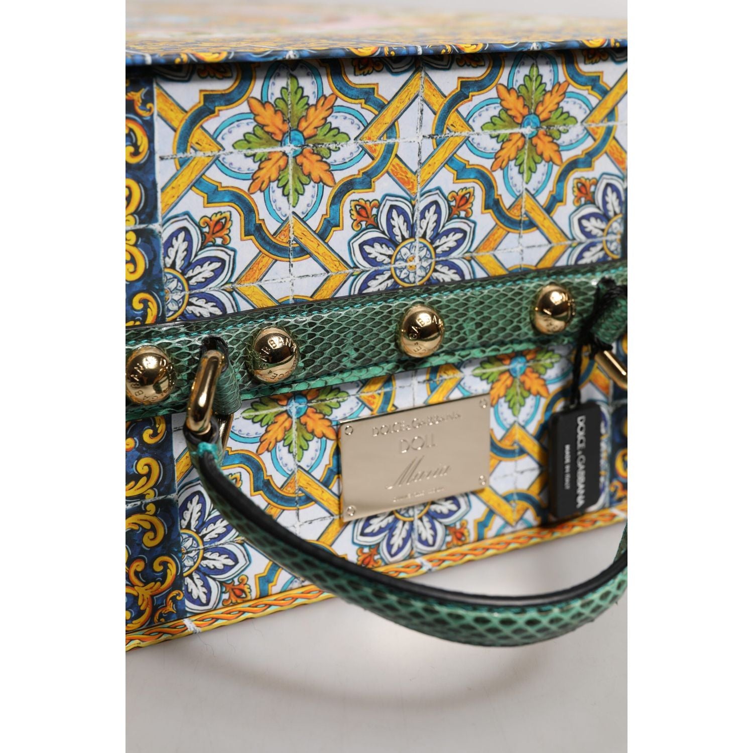 Front view with bag zipped and handles upright.