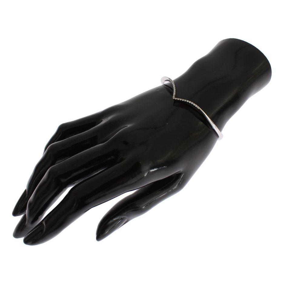 优雅的银手镯袖口，带有透明的 CZ 点缀