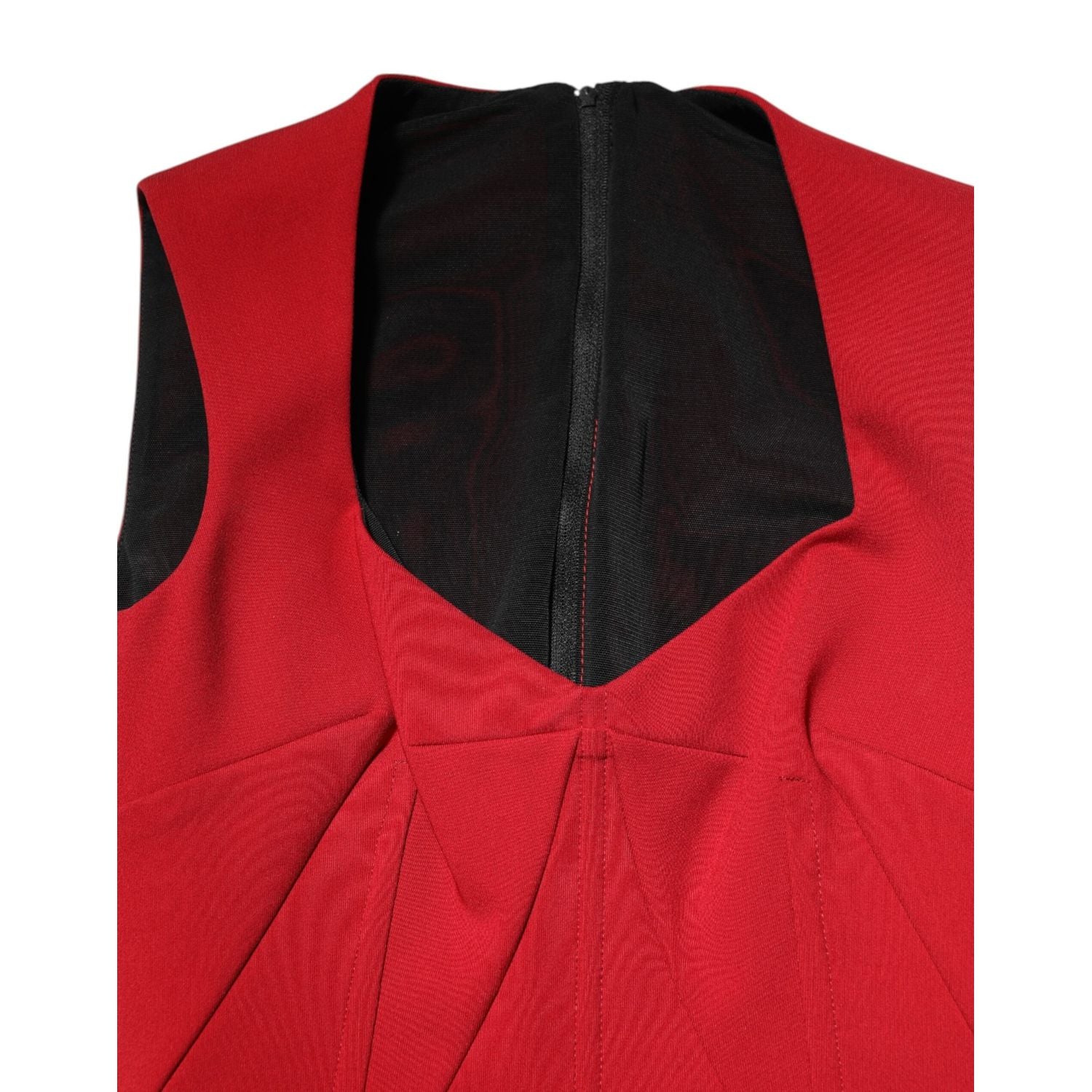 Front view with bag zipped and handles upright.